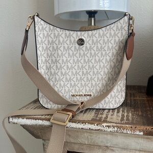 Michael Kors Briley Small Crossbody Messenger bag Vanilla Logo see dimensions